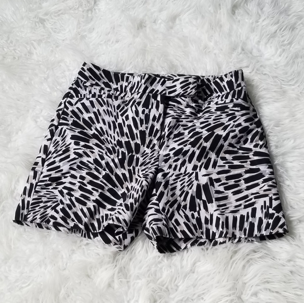 White House Black Market The 5" Short Black White Print